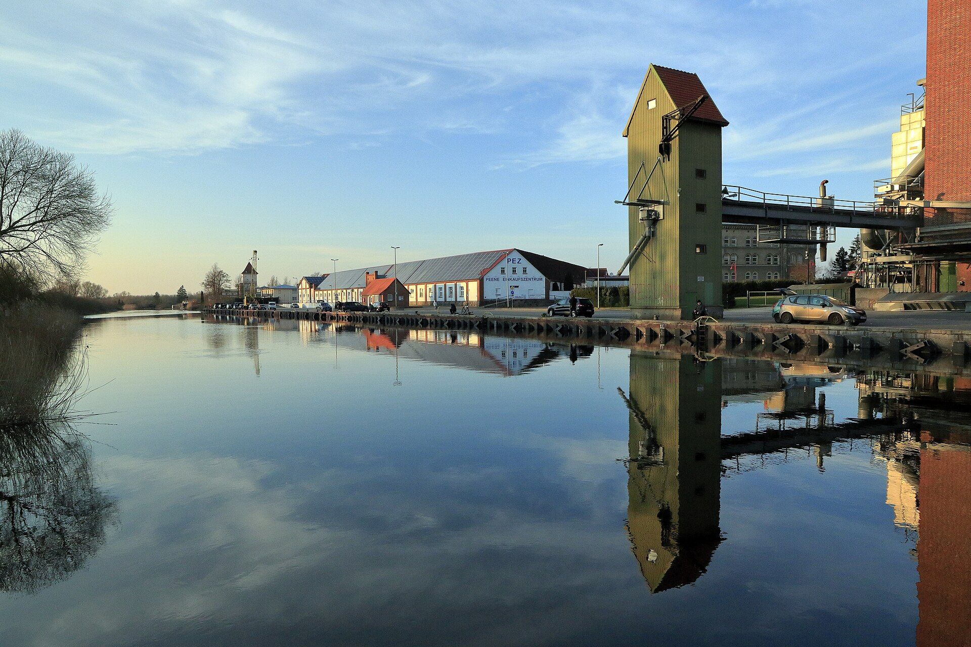 Die Peene in Demmin mit den alten Speichern am Hafen