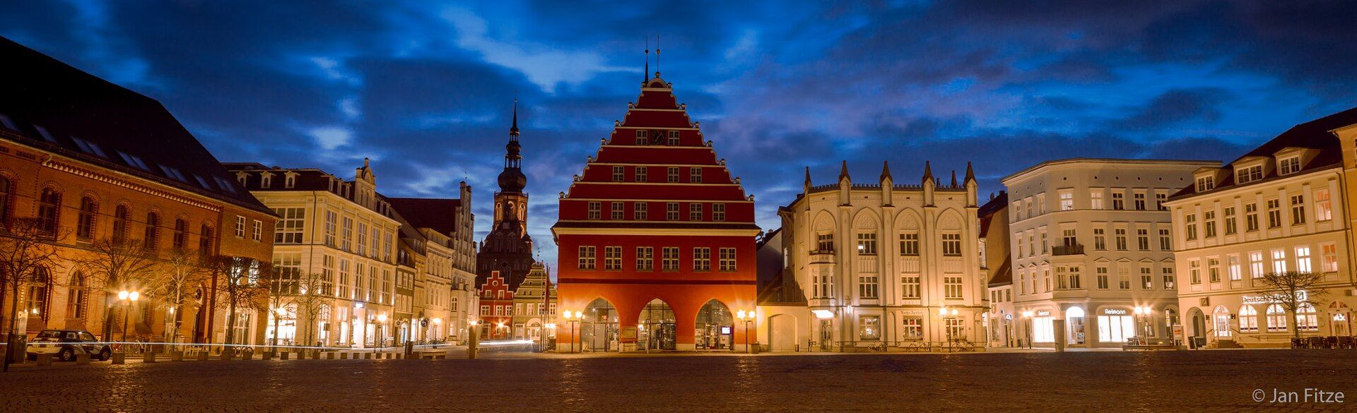 Der Markt in Greifswald mit Rathaus am Abend