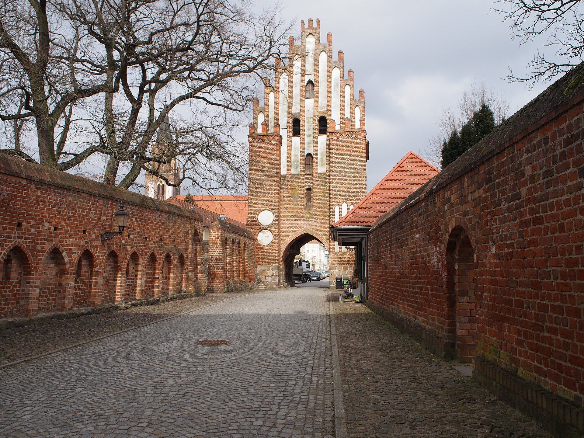 Das Stargarder Tor in Neubrandenburg mit Stadtmauer