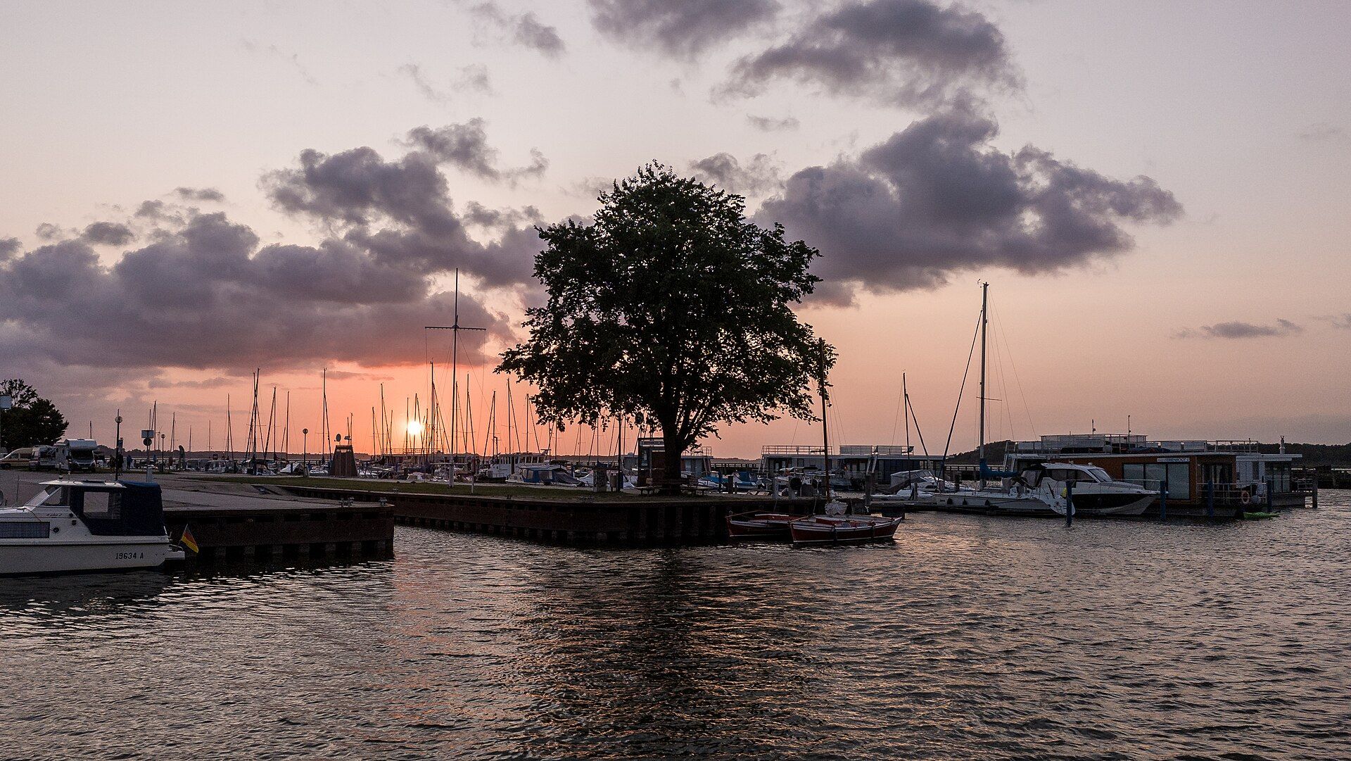 Der Hafen von Ribnitz am Saaler Bodden bei Sonnenuntergang