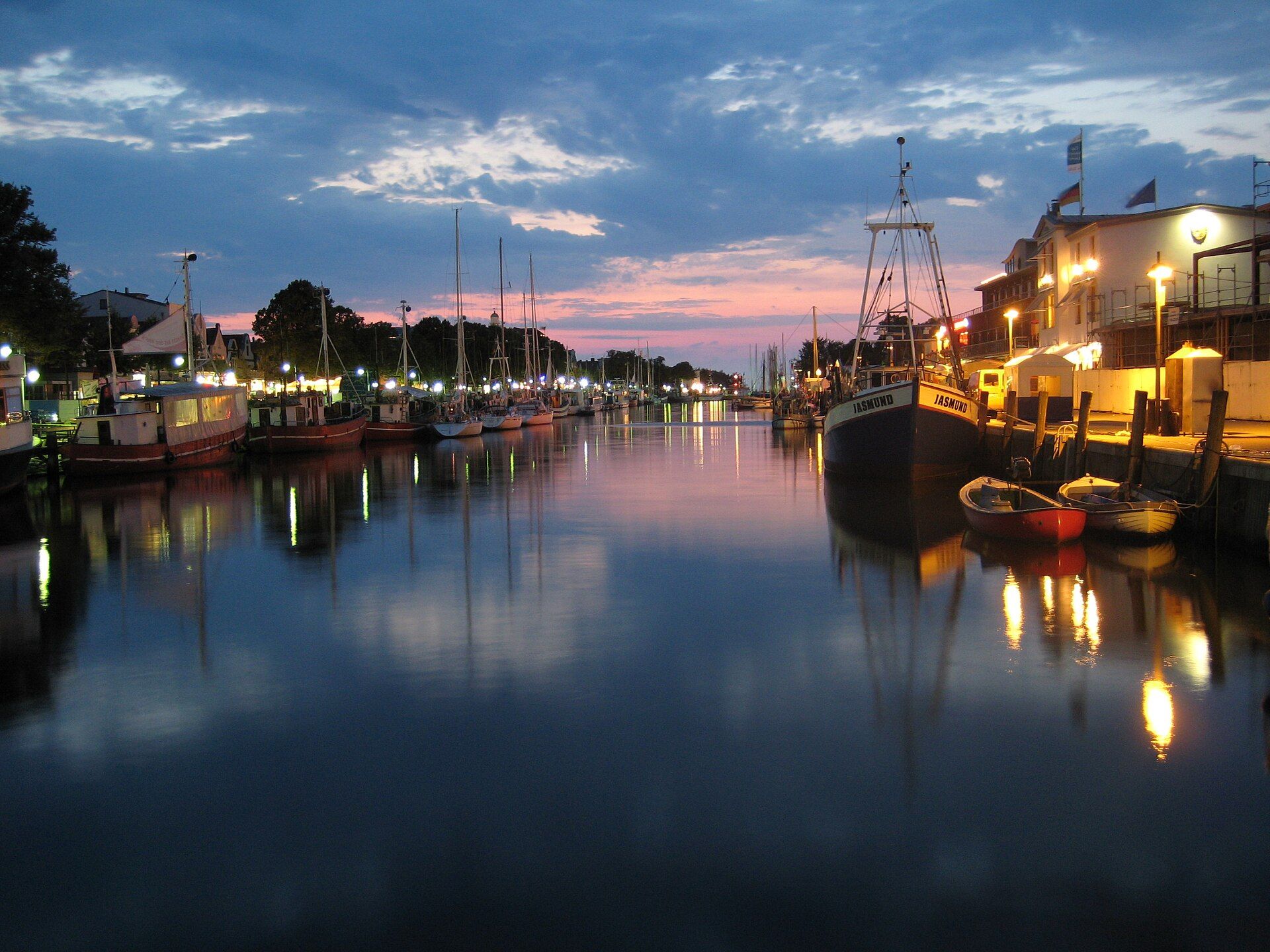 Der Alte Strom in Rostock-Warnemünde am Abend